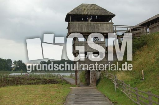 Slawenburg_Gross_Raden_Turm_Burgwall.jpg